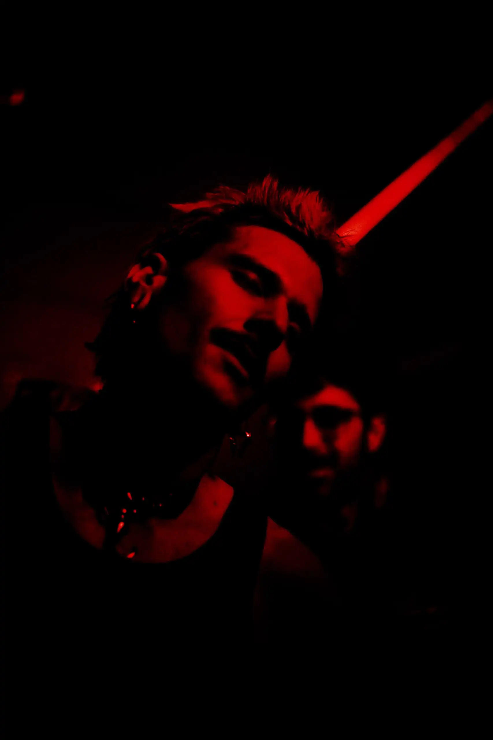 Chico mirando a cámara bajo un haz de luz roja